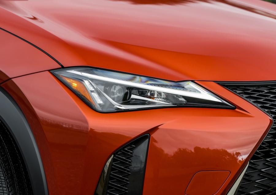 Детали экстерьера Lexus UX250h F-Sport 2018 года  (NA) (фото 5 из 40)
